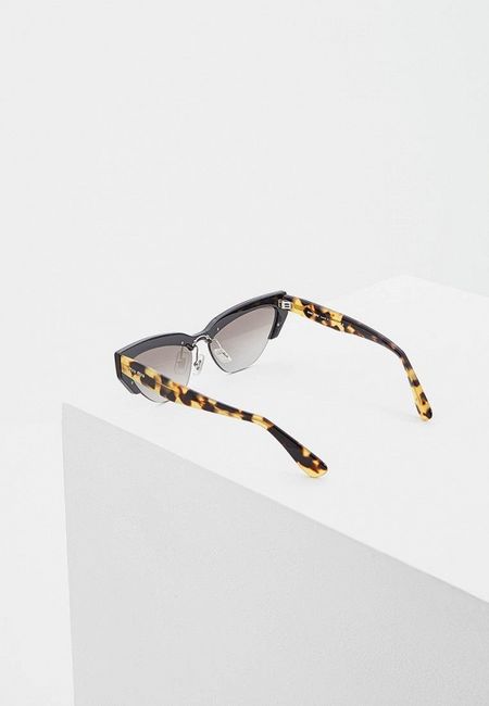 Солнцезащитные очки Miu Miu